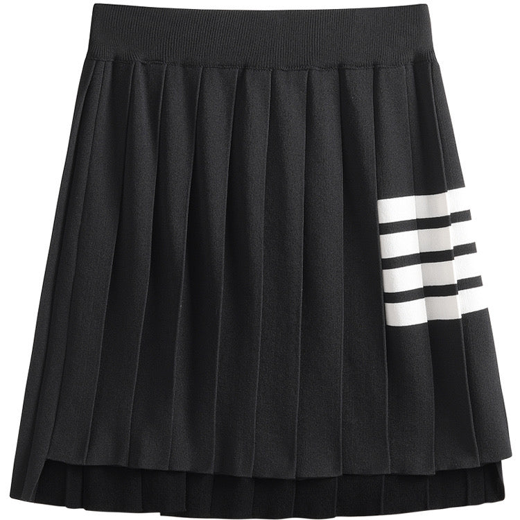 Pleated skirt with line