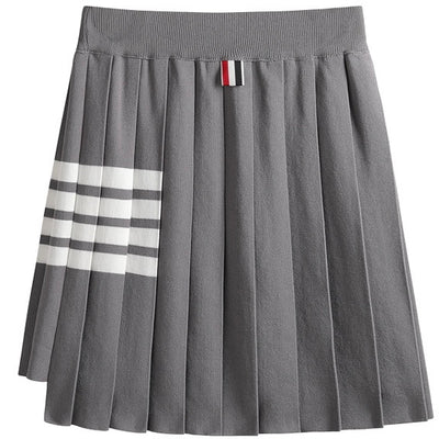 Pleated skirt with line