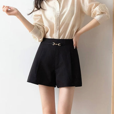 Slim shorts with belt