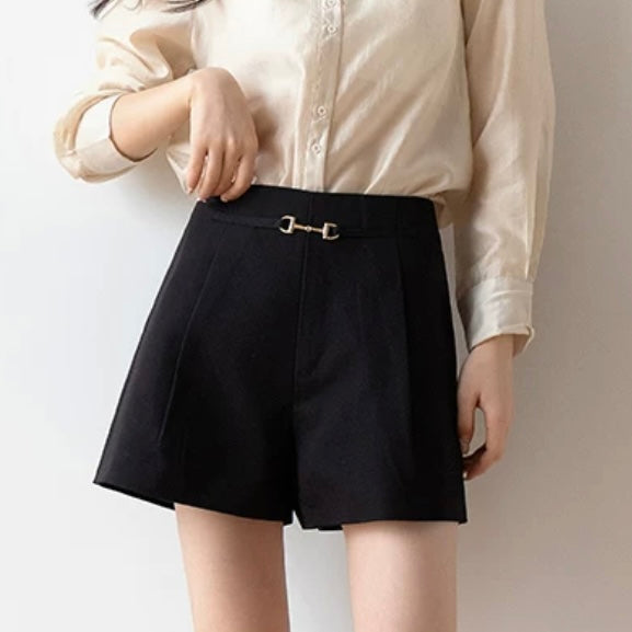 Slim shorts with belt