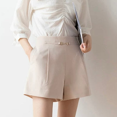 Slim shorts with belt