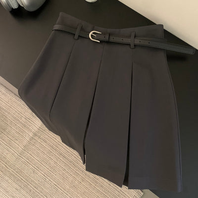 Pleated skirt with belt