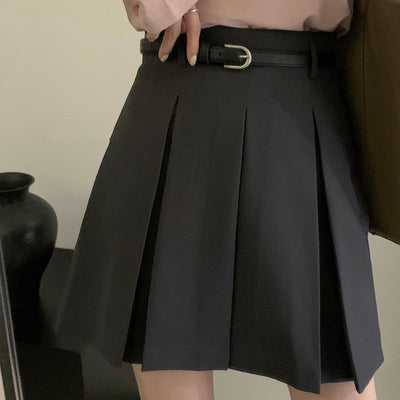 Pleated skirt with belt