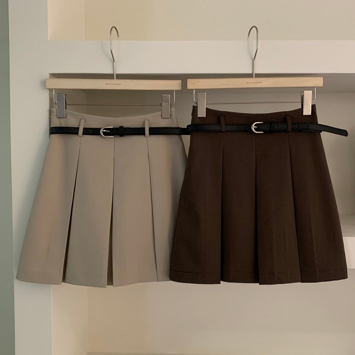 Pleated skirt with belt