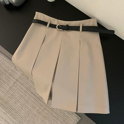 Pleated skirt with belt